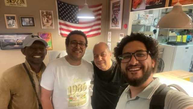 «ملوك الجدعنة».. صاحب مطعم مصري يستضيف 3 أصدقاء تايهين في فرنسا
