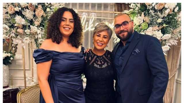 صورة جمعت مفيدة شيحة مع ابنتها وهي طفلة.. «فولة واتقسمت نصين»