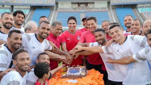 مصدر تفاؤلهم.. أحمد أبو هشيمة يزور معسكر منتخب مصر للصم قبل السفر لكأس العالم بماليزيا (صور)