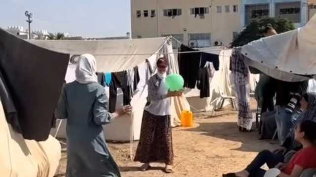 أطفال غزة يحاربون القصف والدمار باللعب والرسم.. «ضحكة تتحدى الألم»