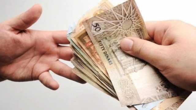  هل يجوز إعطاء الزوج المحتاج من زكاة مال الزوجة للإنفاق على البيت؟