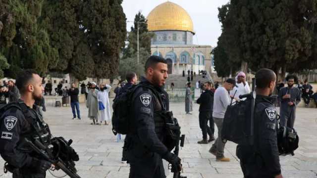 مستوطنون يقتحمون المسجد الأقصى وينفذون جولات استفزازية في باحاته