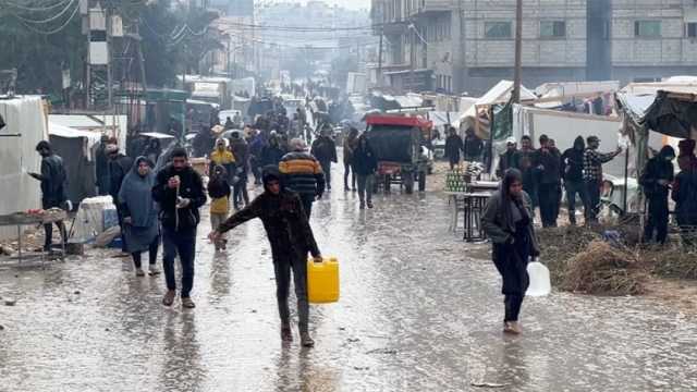 الاحتلال يطلق النار على فلسطينيين أثناء محاولتهم الوصول لشاحنة مساعدات وسط غزة