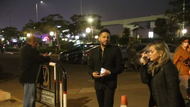 محمد حماقي وخالد زكي يصلان عزاء المنتج صلاح رمزي في الشيخ زايد
