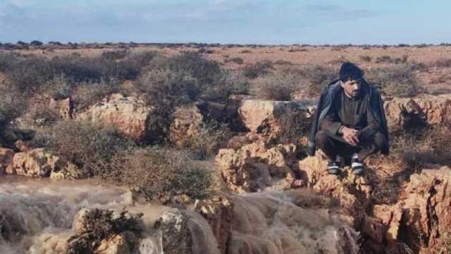 الأمطار الرعدية تحول أجزاء من صحراء مطروح إلى أنهار طبيعية (صور)