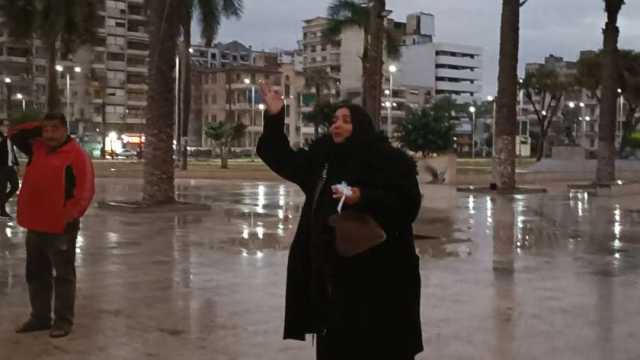 سحر تطعم الحمام تحت المطر في بورسعيد: «مقدرش أشوفه جعان»