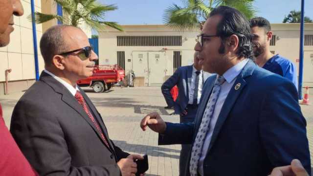 وكيل تعليم الأقصر يطمئن على سلامة الطالبات بعد تلقي التطعيمات