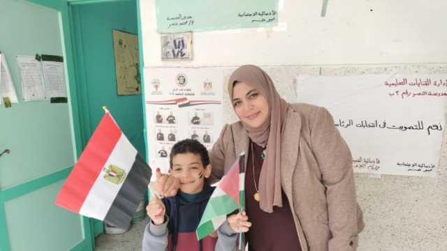 أول مأذونة بالشرقية تصوت بصحبة طفلها.. وعلم مصر وفلسطين يزين اللجان