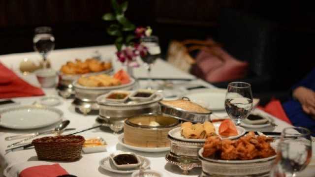 رزق وفير أم صعوبات؟.. تفسير حلم تناول الطعام مع الميت