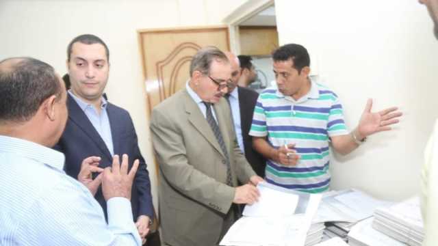 محافظ كفر الشيخ يتفقد أقسام الموارد البشرية بالديوان العام