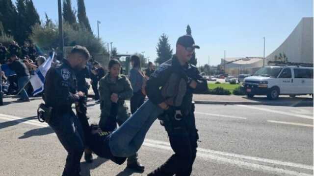 «هآرتس»: متظاهرون يغلقون طريقين في تل أبيب للمطالبة بالإفراج عن الأسرى