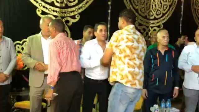 بدء عزاء والدة أحمد شيبة في القباري بالإسكندرية بحضور أهالي المنطقة (صور)