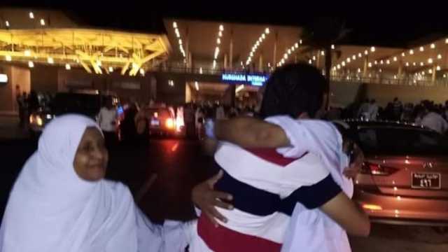 البحر الأحمر تودع 135 حاجا بالأحضان.. «رايحين للنبي الغالي»