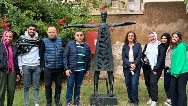 طلاب كلية الفنون الجميلة بالإسكندرية يجملون الميادين بإعادة تدوير مواد مهملة