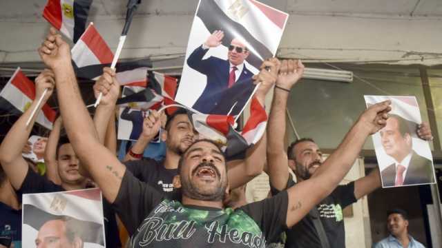 بهتافات «تحيا مصر».. طوابير بالقاهرة والجيزة لتحرير توكيلات «ترشح السيسي»