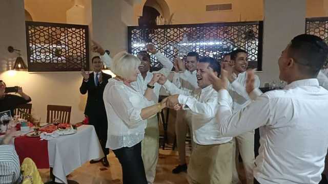 ألمانية تحتفل بمئوية ميلادها بالغردقة بالرقص والطبل.. «رجعت لشبابها في مصر»