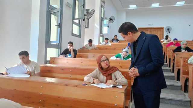 رئيس جامعة بنها يتفقد سير الامتحانات بكليتي التجارة والعلوم بالعبور