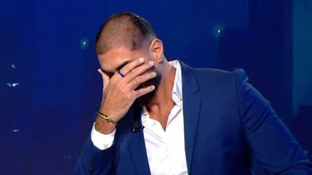 خالد سليم يحلق شعره تضامنا مع والدته المصابة بالسرطان وينهار باكيا على الهواء