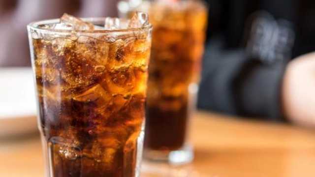 هل تسبب المشروبات الغازية زيادة الوزن؟.. احذر من تناولها يوميًا