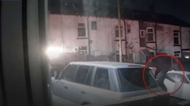 مفاجأة لص أثناء محاولته سرقة سيارة.. أول ما شاف المنظر هرب (فيديو)