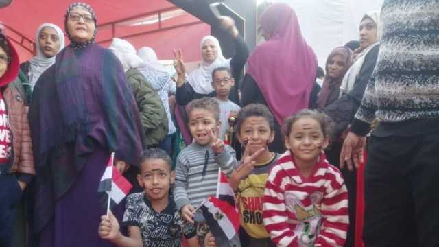 الأعلام تزين وجوههم.. حضور مميز للأطفال أمام لجان الانتخابات الرئاسية في حلوان