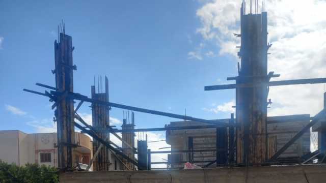 إزالة أعمال بناء مخالف في منطقة الزهور بالعريش