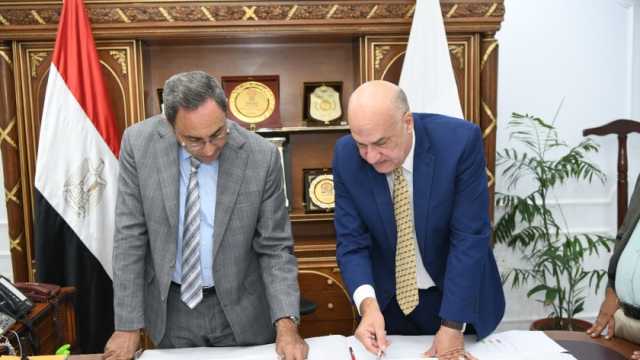 محافظ قنا: انتهاء 37 كيلومترا من أعمال ازدواج الطريق الصحراوي الغربي
