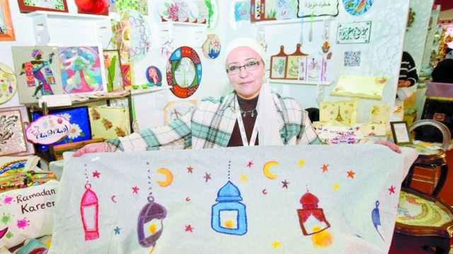 «رمضانك في معرض ديارنا».. عارضون يبدعون في رسم أشكال يوم الصيام