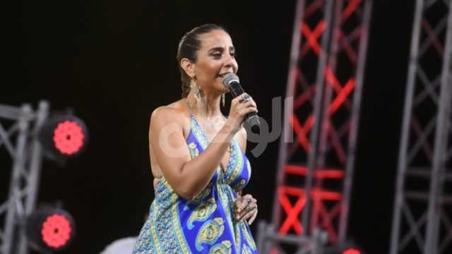 نهى فكري تختتم حفلها بالعلمين بغناء «البنت الشلبية» لفيروز