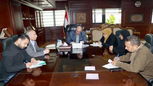 محافظ بني سويف يصرف مساعدة مالية لإحدى السيدات لتجاوز أزمتها المادية