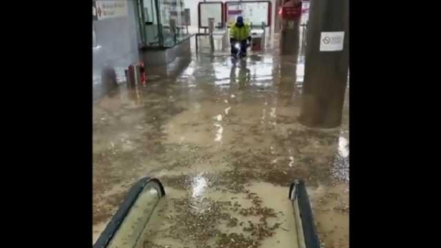 فيضانات تغرق محطات المترو وتعطل حركة المرور في مدريد.. (فيديو وصور)