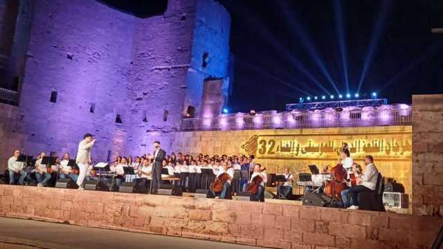 كورال أطفال مركز تنمية المواهب يقدم أغنيات العندليب والكينج بمهرجان القلعة