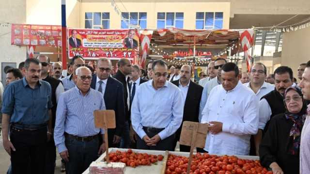 رئيس الوزراء يتفقد مجمع الأسواق ويفتتح مهرجان تخفيض الأسعار ببورسعيد