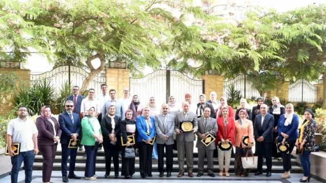 رئيس جامعة المنصورة يكرم فريق عمل جائزة أفضل جامعة صديقة للبيئة