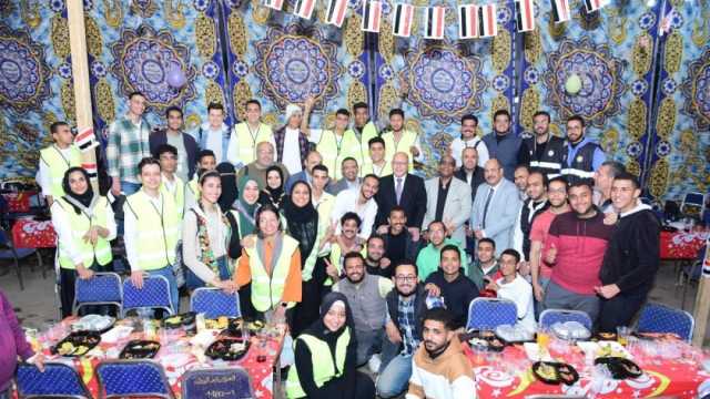 رئيس جامعة سوهاج يشارك «رفقاء الخير» الإفطار في الخيمة الرمضانية