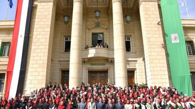 جامعة القاهرة تتزين بالأعلام واللوحات الاسترشادية مع بدء العام الدراسي الجديد