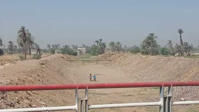 تطهير مخرات السيول ومتابعة المعديات في مركز ديرمواس بالمنيا
