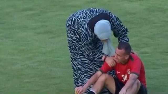 «زي ابني».. أول تعليق على واقعة نزول والدة لاعب حرس الحدود لأرض الملعب