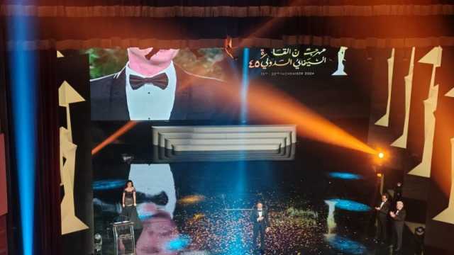 احمد عز يخرج من باطن مسرح الأوبرا خلال تكريمه بمهرجان القاهرة السينمائي