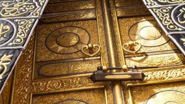ما المكتوب على باب الكعبة المشرفة؟.. مصنوع من أكبر كتلة ذهبية في العالم