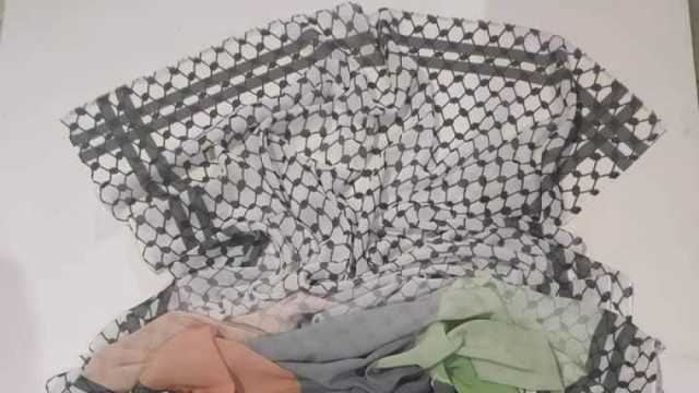 حجاب وشال وهدية للمخطوبين.. إقبال كثيف على منتجات تحمل شعار فلسطين بالمحافظات
