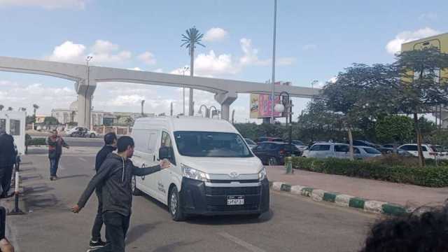 محمد هنيدي وأشرف زكي يشاركان في صلاة الجنازة على طارق عبد العزيز