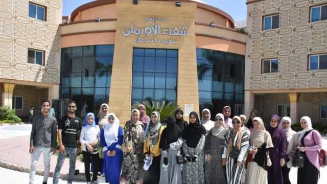 طلاب جامعة قنا يزورون مرضى السرطان بالأقصر.. «وزعوا عليهم هدايا ولعب» 