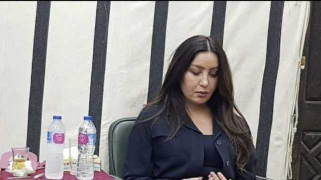 انهيار لطيفة من البكاء في أثناء تسجيل أغنية لوالدتها بعد وفاتها