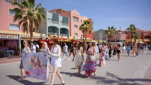 لتنشيط السياحة.. ملكات جمال العالم يروجن للغردقة بزيارة جزيرة براديس (صور)