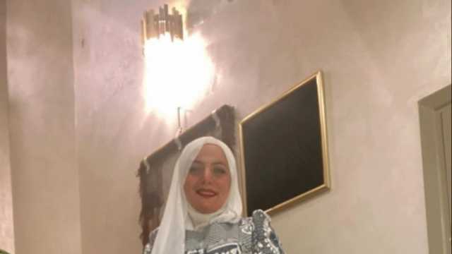 «نورا« تٌبدع في صناعة الفساتين من قماش الكوفرتة.. «الحلو مش لازم يكون غالي»