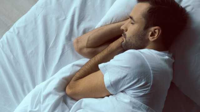 سبب ارتجاف جسمك بشكل مفاجئ أثناء النوم.. هل يشير إلى أمراض خطيرة؟