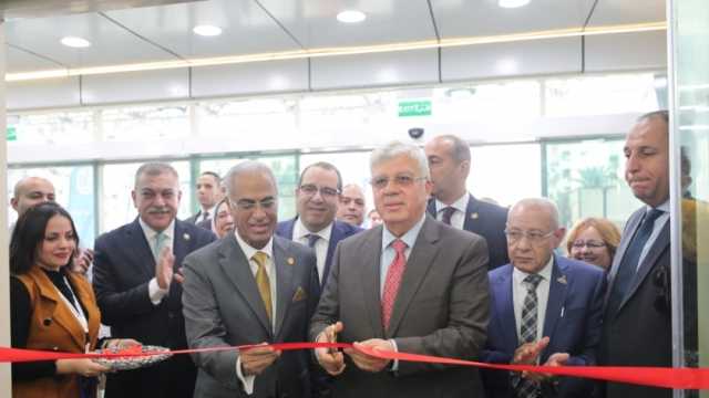وزير التعليم العالي يشهد معرضا للفن التجريدي بجامعة بورسعيد