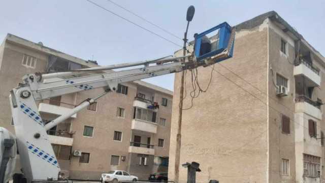 تركيب كشافات إنارة جديدة في حي الضاحية وسط العريش