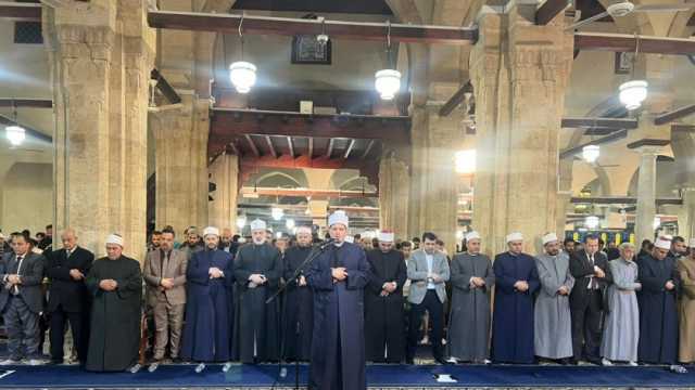 آلاف المصلين يؤدن صلاتي العشاء والتراويح في الأزهر برواية حفص وقنبل وخلف